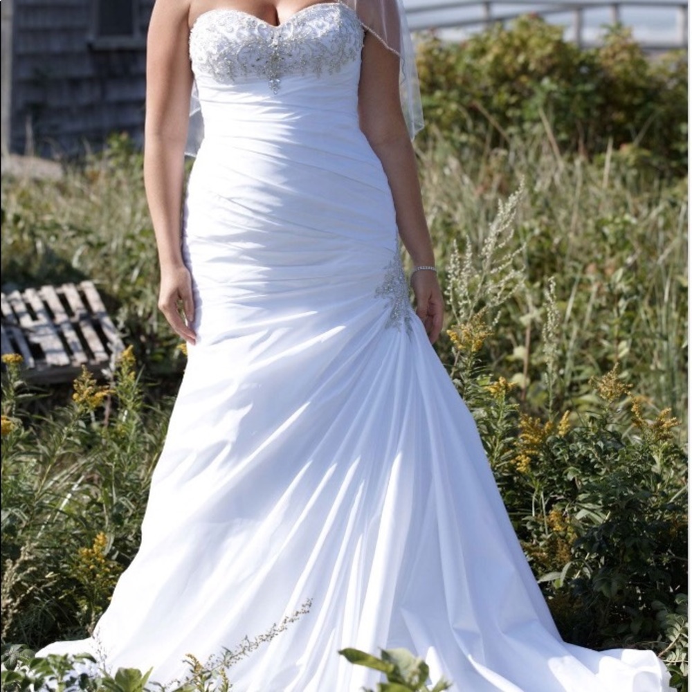 Ivory Trumpet Wedding Gown